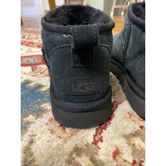 Authentic UGG Classic Ultra Mini BLACK Women's 8 Boots Winter - Picture 7 of 14